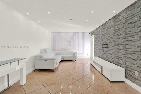 Copropriété à vendre à Hialeah, Floride: 3 chambres, 111.76 m2 № 1995085 - photo 2
