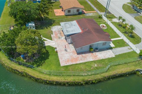 House in Miami, Florida 4 bedrooms, 171.96 sq.m. № 1882069 - photo 2