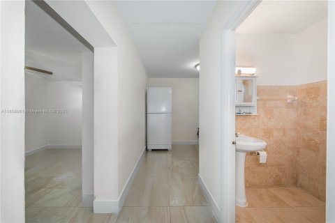 House in Miami, Florida 4 bedrooms, 171.96 sq.m. № 1882069 - photo 20