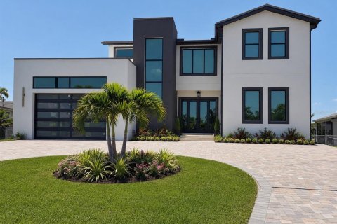 House in Port Charlotte, Florida 4 bedrooms, 450.67 sq.m. № 2275434