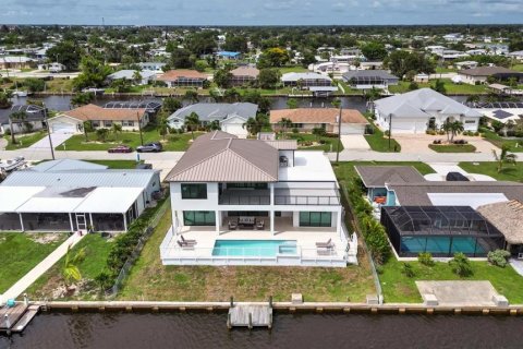 Купить виллу или дом в Порт-Шарлотт, Флорида 12 комнат, 450.67м2, № 2275434 - фото 2