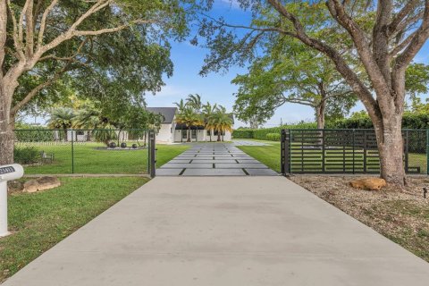 House in Homestead, Florida 5 bedrooms, 270.53 sq.m. № 1727355 - photo 1