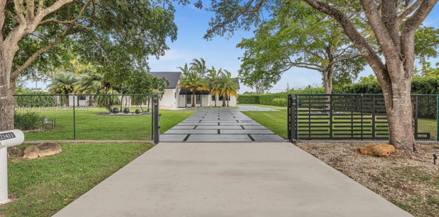 House in Homestead, Florida 5 bedrooms, 270.53 sq.m. № 1727355