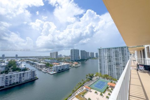 Condo in Sunny Isles Beach, Florida, 2 bedrooms  № 1878751 - photo 3