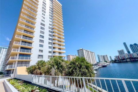 Condo in Sunny Isles Beach, Florida, 2 bedrooms  № 1878751 - photo 23