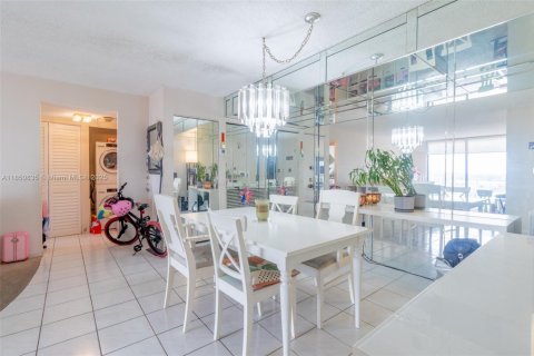 Condo in Sunny Isles Beach, Florida, 2 bedrooms  № 1878751 - photo 11