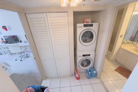 Condo in Sunny Isles Beach, Florida, 2 bedrooms  № 1878751 - photo 17