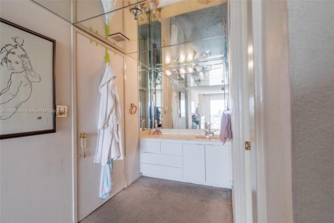 Condo in Sunny Isles Beach, Florida, 2 bedrooms  № 1878751 - photo 18