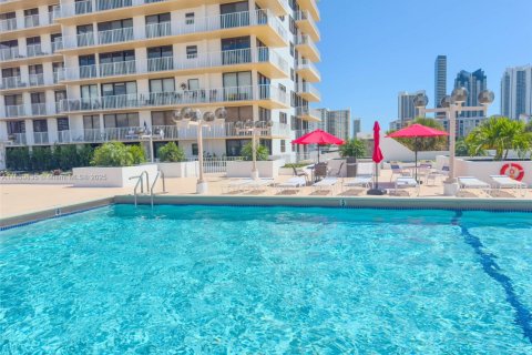 Condo in Sunny Isles Beach, Florida, 2 bedrooms  № 1878751 - photo 26