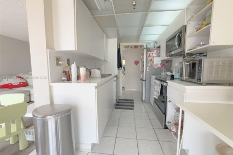Condo in Sunny Isles Beach, Florida, 2 bedrooms  № 1878751 - photo 6