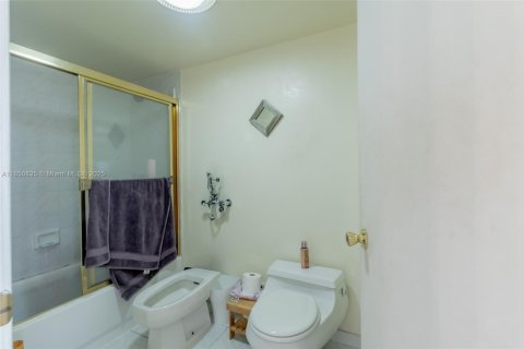 Condo in Sunny Isles Beach, Florida, 2 bedrooms  № 1878751 - photo 19