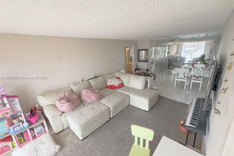 Condo in Sunny Isles Beach, Florida, 2 bedrooms  № 1878751 - photo 9