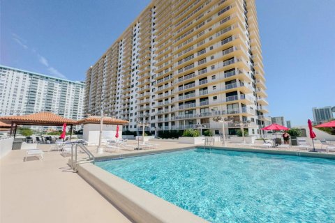 Condo in Sunny Isles Beach, Florida, 2 bedrooms  № 1878751 - photo 25