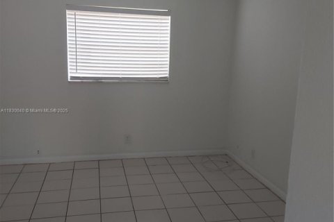 Condo in Pompano Beach, Florida, 1 bedroom  № 1809007 - photo 4