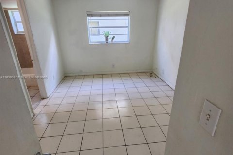 Condo in Pompano Beach, Florida, 1 bedroom  № 1809007 - photo 12