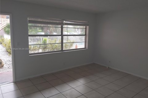 Condo in Pompano Beach, Florida, 1 bedroom  № 1809007 - photo 2
