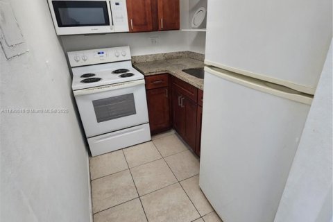 Condo in Pompano Beach, Florida, 1 bedroom  № 1809007 - photo 11