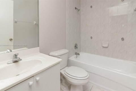 Townhouse in Homestead, Florida 3 bedrooms, 141.03 sq.m. № 1745804 - photo 11
