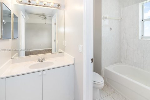 Townhouse in Homestead, Florida 3 bedrooms, 141.03 sq.m. № 1745804 - photo 13