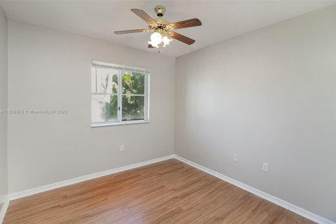 Townhouse in Homestead, Florida 3 bedrooms, 141.03 sq.m. № 1745804 - photo 10