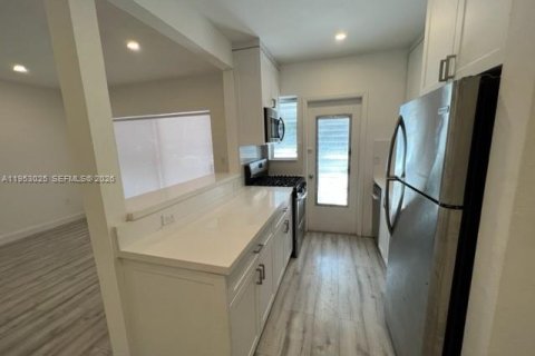 Снять в аренду кондоминиум в Майами-Бич, Флорида 1 спальня, 61.32м2, № 2008739 - фото 2