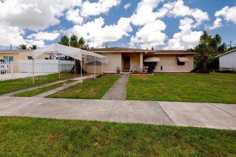 House in Homestead, Florida 3 bedrooms, 173.17 sq.m. № 1780116 - photo 1