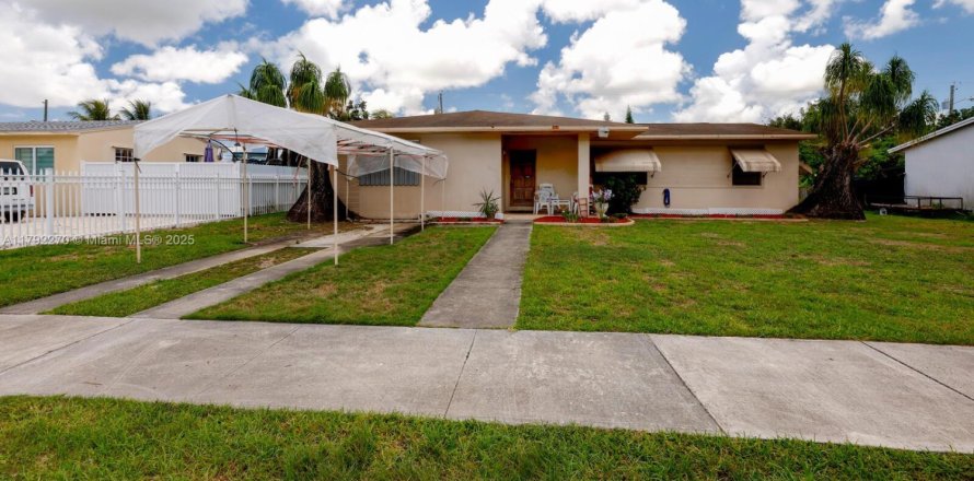 House in Homestead, Florida 3 bedrooms, 173.17 sq.m. № 1780116