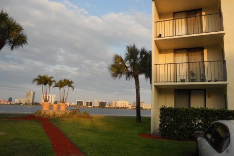 Condo in West Palm Beach, Florida, 1 bedroom  № 2381456 - photo 11