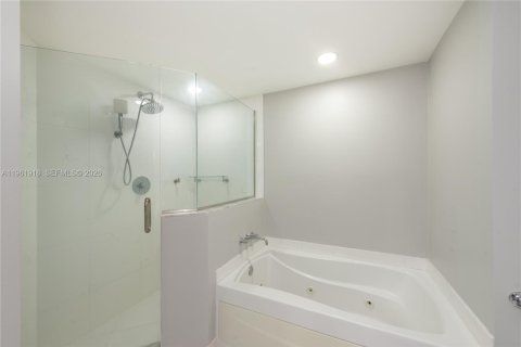 Condo in Miami, Florida, 2 bedrooms  № 2053064 - photo 21