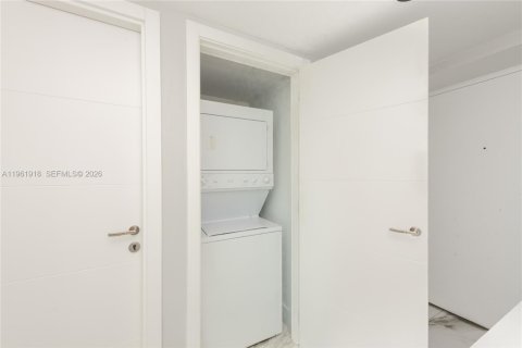 Condo in Miami, Florida, 2 bedrooms  № 2053064 - photo 30