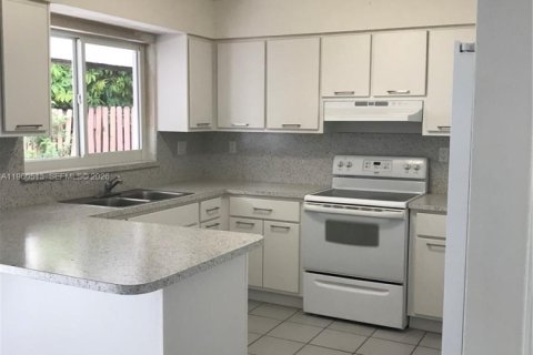 Touwnhouse à vendre à Miami, Floride: 2 chambres, 125.7 m2 № 2022055 - photo 6