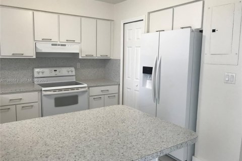 Touwnhouse à vendre à Miami, Floride: 2 chambres, 125.7 m2 № 2022055 - photo 7