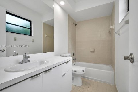 Touwnhouse à vendre à Miami, Floride: 2 chambres, 125.7 m2 № 2022055 - photo 15