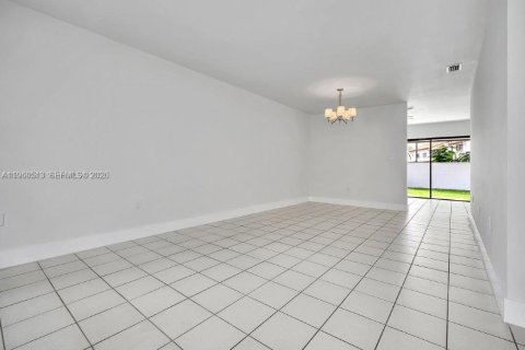Touwnhouse à vendre à Miami, Floride: 2 chambres, 125.7 m2 № 2022055 - photo 4