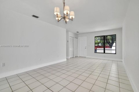 Touwnhouse à vendre à Miami, Floride: 2 chambres, 125.7 m2 № 2022055 - photo 5