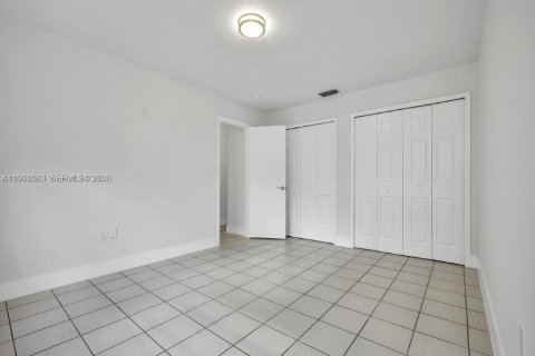 Touwnhouse à vendre à Miami, Floride: 2 chambres, 125.7 m2 № 2022055 - photo 12
