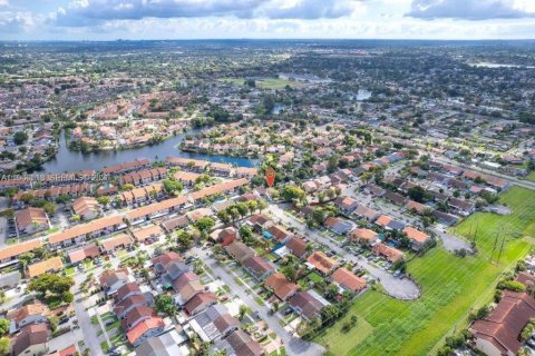 Touwnhouse à vendre à Miami, Floride: 2 chambres, 125.7 m2 № 2022055 - photo 21