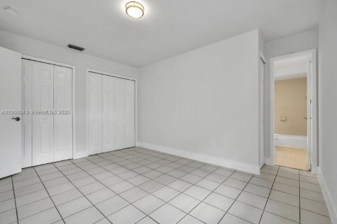 Touwnhouse à vendre à Miami, Floride: 2 chambres, 125.7 m2 № 2022055 - photo 13