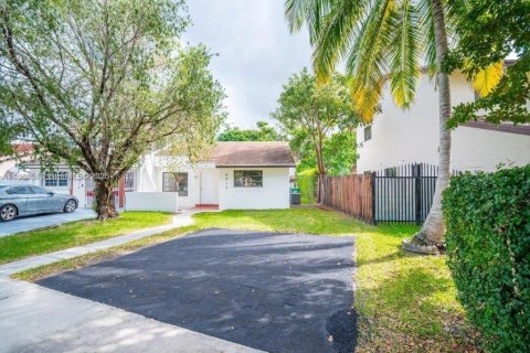 Touwnhouse à vendre à Miami, Floride: 2 chambres, 125.7 m2 № 2022055 - photo 2