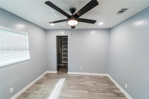 House in Tamarac, Florida 4 bedrooms, 166.67 sq.m. № 1996359 - photo 20