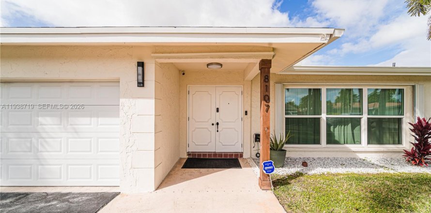 House in Tamarac, Florida 4 bedrooms, 166.67 sq.m. № 1996359