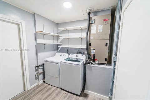 House in Tamarac, Florida 4 bedrooms, 166.67 sq.m. № 1996359 - photo 8