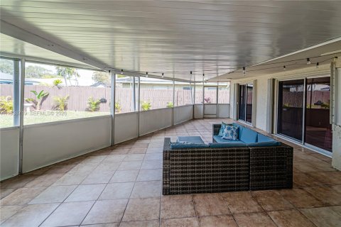 House in Tamarac, Florida 4 bedrooms, 166.67 sq.m. № 1996359 - photo 29