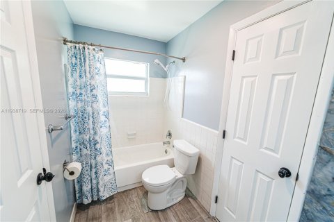 House in Tamarac, Florida 4 bedrooms, 166.67 sq.m. № 1996359 - photo 19