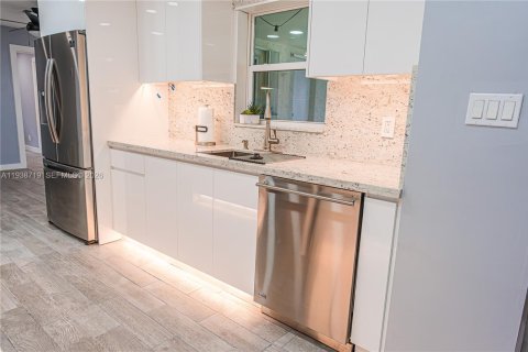 House in Tamarac, Florida 4 bedrooms, 166.67 sq.m. № 1996359 - photo 12