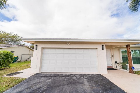 House in Tamarac, Florida 4 bedrooms, 166.67 sq.m. № 1996359 - photo 9