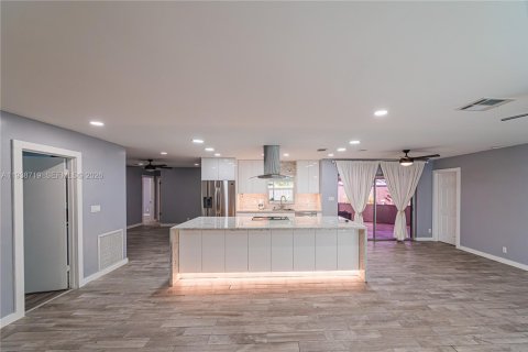 House in Tamarac, Florida 4 bedrooms, 166.67 sq.m. № 1996359 - photo 3