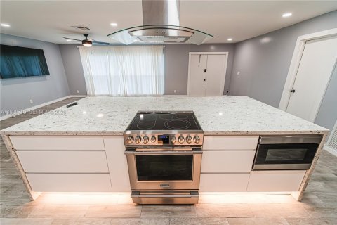 House in Tamarac, Florida 4 bedrooms, 166.67 sq.m. № 1996359 - photo 13