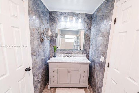 House in Tamarac, Florida 4 bedrooms, 166.67 sq.m. № 1996359 - photo 18