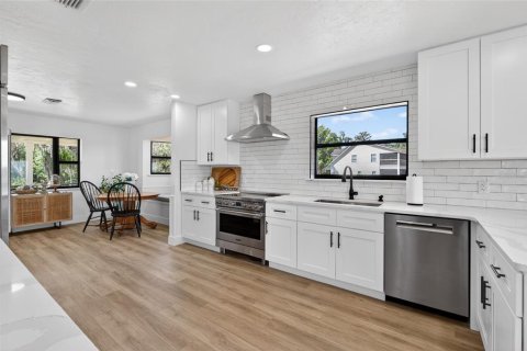 House in Melrose, Florida 4 bedrooms, 256.6 sq.m. № 2095534 - photo 26